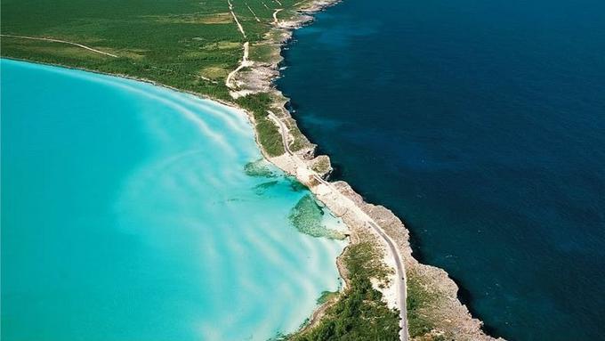 8 Tempat untuk Terkagum-kagum oleh Warna Gradasi Air di Bumi