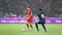 Pemain Timnas Indonesia, Kevin Diks (kiri) berusaha melewati pemain Jepang, Koki Machida saat laga lanjutan putaran ketiga Grup C Kualifikasi Piala Dunia 2026 di Stadion Utama Gelora Bung Karno (SUGBK), Senayan, Jakarta, Jumat (15/11/2024). (Bola.com/Bagaskara Lazuardi)