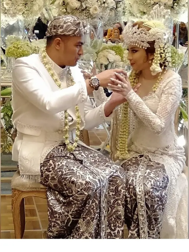 6 Momen Pernikahan Guntur Triyoga dan Apristiyah Devita, Dekorasi Serba Putih