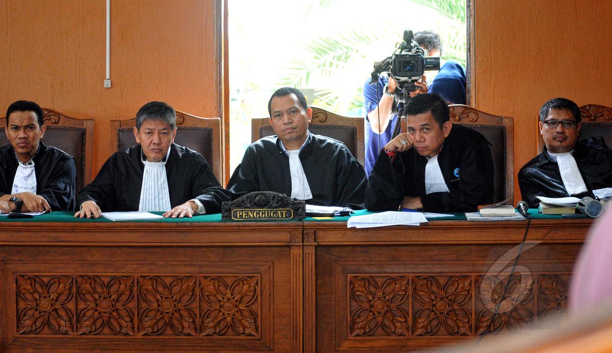 Tim kuasa hukum mantan Menteri ESDM, Jero Wacik saat mendengarkan keterangan saksi ahli, mantan Hakim Agung, Yahya Harahap pada sidang lanjutan praperadilan di Pengadilan Negeri Jakarta Selatan, Jumat (24/4/2015). (Liputan6.com/Yoppy Renato) 