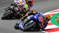 Maverick Vinales bersaing ketat dengan Johann Zarco pada MotoGP Catalunya, akhir pekan lalu. (MotoGP)