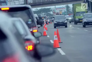 Sejumlah kendaraan antri di lajur contra flow tol Jakarta-Cikampek, Jumat (22/12). Guna mengurangi kepadatan arus pada libur panjang Natal 2017, petugas menerapkan sistem contra flow mulai dari Cikarang Utama. (Liputan6.com/Helmi Fithriansyah)