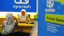 Petugas melayani nasabah di BRI Syariah, Jakarta, Kamis (9/2). Perbankan syariah dinilai perlu menjaga momentum pertumbuhan dan pangsa pasar yang berlangsung sepanjang 2017. (Liputan6.com/Angga Yuniar)