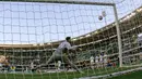 Pemain Verona, Luca Siligardi mencetak gol indah lewat tendangan bebas ke gawang AC Milan pada lanjutan Liga Italia Seire A pekan ke-35 di Stadio Marc'Antonio Bentegodi, Senin (25/4/2016) malam WIB. (EPA/Filipo Venezia)