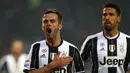 Miralem Pjanic mencetak gol ketiga Juventus pada menit ke-90+2 ke gawang Torino dalam laga pekan ke-16 Serie A 2016-2017 di Stadion Olimpico Grande Torino, Minggu (11/12/2016). (AFP/Marco Bertorello)