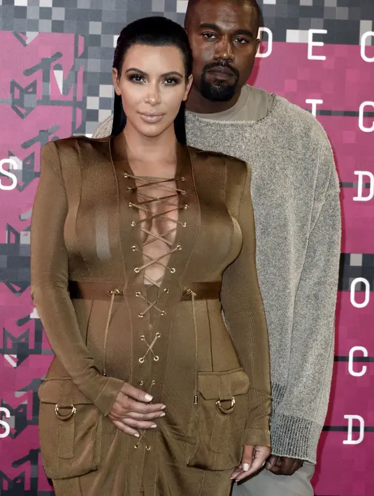 Terlihat jelas meski Kim sedang mengandung, ia tidak kalah seksi dengan saudari-saudarinya yang tidak sedang mengandung. (Bintang/EPA)