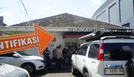 Pegawai Negeri Sipil (PNS) Kementerian Luar Negeri (Kemlu) berinisial ADP (39) ditemukan tewas di dalam kamar indekos Guest House Gondia, Jalan Gondangdia Kecil, Menteng, Jakarta Pusat, Selasa (8/7/2025). (Liputan6.com/Ady Anugrahadi)