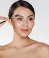 Feather stroke adalah teknik populer yang memfokuskan pada cara menggambar garis-garis tipis menyerupai helaian rambut alami. [Dok/freepik.com/drobotdean]