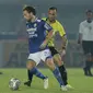 Marc Klok lagi-lagi mengancam gawang Pangeran Antasari di menit ke-33. Marc Klok mengirim umpan lambung ke arah Bashim Rashid yang menusuk ke kotak penalti. Bola memang masuk gawang, namun wasit menganulirnya karena off-side. (Foto: Bola.com/M Iqbal Ichsan)