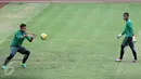 Penjaga gawang Timnas Indonesia, Andritany (kiri) saat latihan bersama jelang leg 1 Semifinal Piala AFF 2016 melawan Vietnam di Stadion Pakansari, Bogor, Selasa (29/11). Indonesia melakukan latihan tertutup. (Liputan6.com/Helmi Fithriansyah)