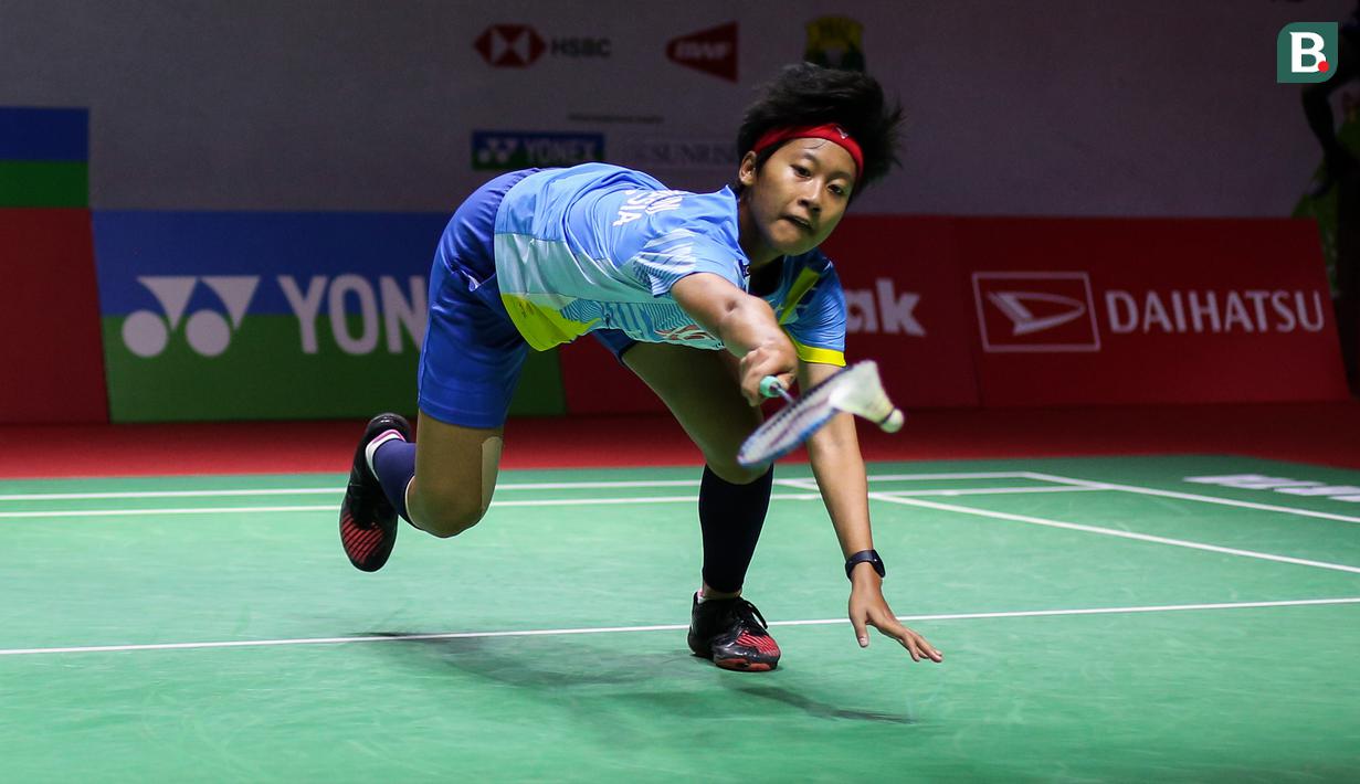 Pada game kedua permainan Putri Kusuma Wardani yang mulai terkuras staminanya perlahan mampu dijinakkan An Se Young. Hingga akhirnya Putri KW menyerah mudah 7-21. (Bola.com/Bagaskara Lazuardi)