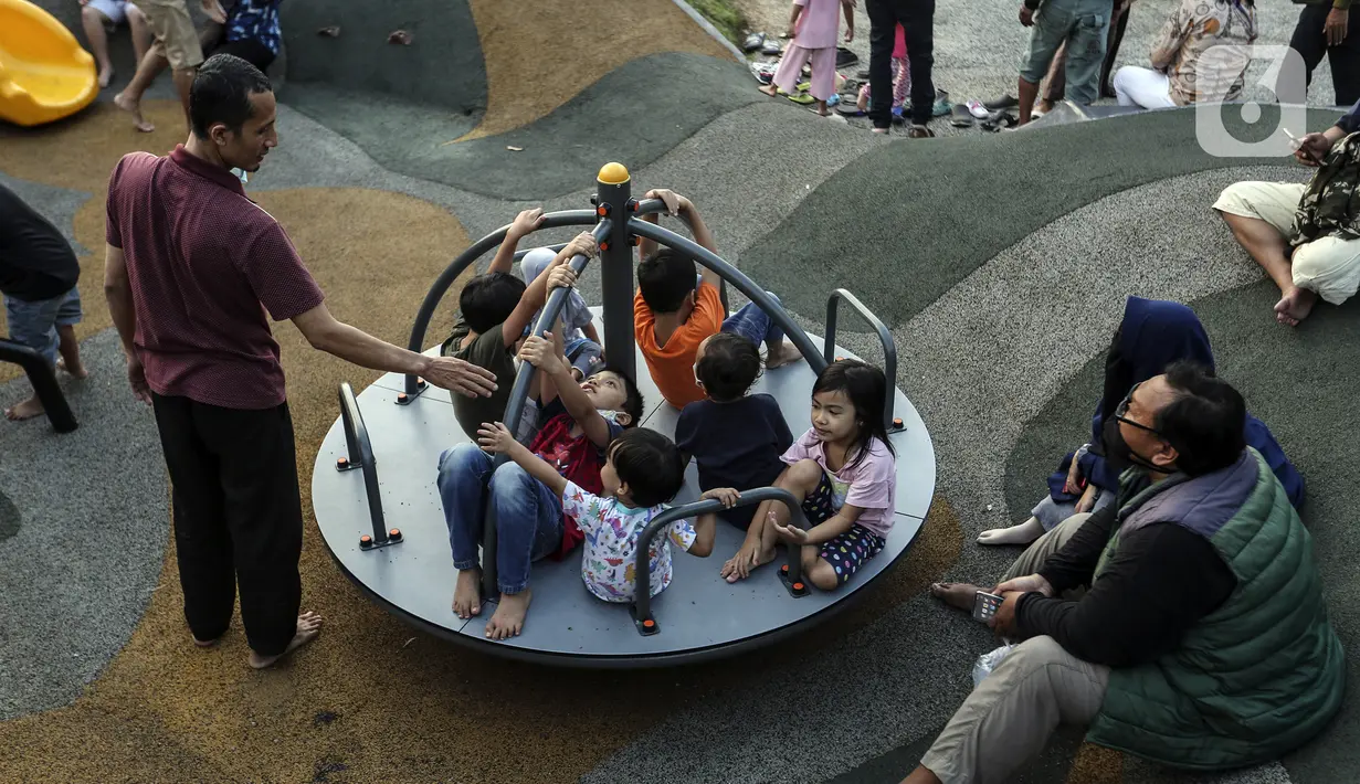 Anak-anak bermain di Taman Sambas Asri, Jakarta, Sabtu (18/6/2022). Menteri Pariwisata dan Ekonomi Kreatif Sandiaga Salahuddin Uno mendeklarasikan Taman Rekreasi Aman, Nyaman, dan Menyenangkan untuk memastikan keamanan dan keselamatan warga maupun wisatawan. (Liputan6.com/Johan Tallo)