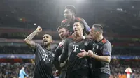 Para pemain Bayern Munich merayakan gol Robert Lewandowski saat melawan Arsenal pada leg kedua babak 16 besar Liga Champions di Emirates Stadium, London, (7/3/2017). Bayer Munich menang 5-1. (AP/Frank Augstein)