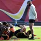 Asisten pelatih Belgia Thierry Henry (kanan) melihat para pemainnya berlatih selama sesi pelatihan tim di Stadion Guchkovo di Dedovsk, Moskow, (8/7). Belgia akan bertanding pada semifinal Piala Dunia 2018 melawan Prancis. (AFP Photo/Franck Fife)