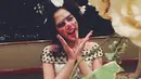 “NZ's bridal shower 💦👰🏻 thank you semua yg kemarin sudah dandanin... makasih syg fotonya 😁@chandratauphan !” ujar Nina Zatulini yang didandani seperti badut di acara ‘bridal shower’-nya. (via instagram/@ninazatulini22)