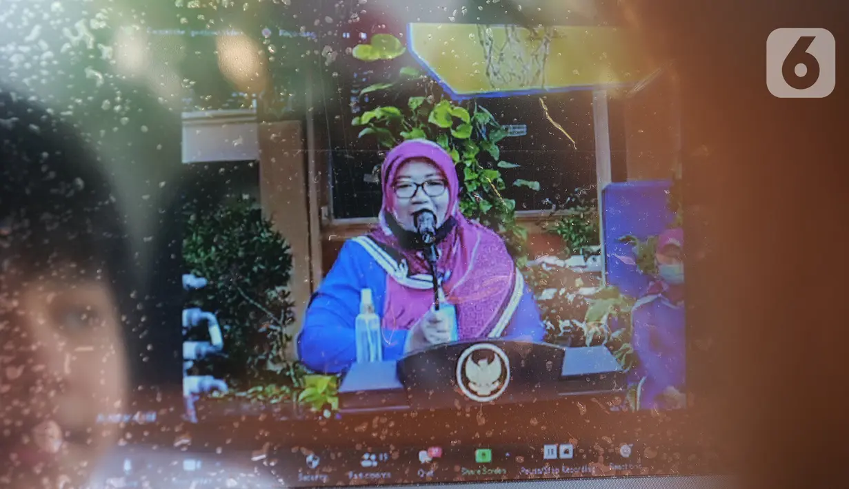 Siswa SD Islam Al Azhar 4 Muhammad Risyad (10) saat mengikuti kegiatan belajar mengajar secara daring dari kediamannya di Bintaro, Jakarta, Senin (13/7/2020). Memasuki tahun ajaran baru, kegiatan belajar mengajar diawali dengan perkenalan para siswa. (Liputan6.com/Herman Zakharia)