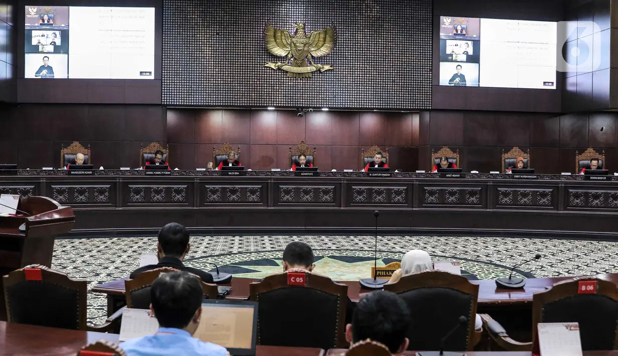 Mahkamah Konstitusi (MK) menolak uji formil Pasal 169 huruf q Undang-Undang Nomor 7 Tahun 2017 tentang Pemilu yang mengatur syarat usia capres dan cawapres yang dimaknai dalam Putusan MK Nomor 90/PUU-XXI/2023. (Liputan6.com/Angga Yuniar)