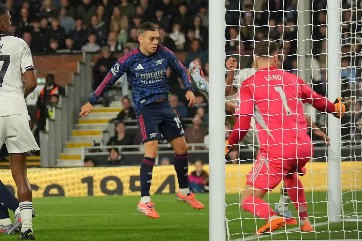 Leandro Trossard mencetak gol di laga Fulham vs Arsenal di pekan ke delapan Premier League 2025/2026 di Craven Cottage, Sabtu (18/10/2025). (AP Photo/Kin Cheung)
