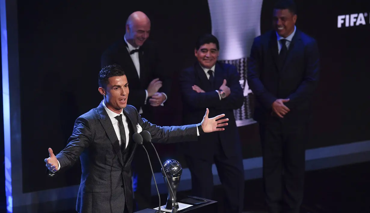 Bintang Real Madrid, Cristiano Ronaldo,memberi sambutan saat menerima trofi pemain terbaik FIFA 2017 di London, Senin (23/10/2017) Ronaldo berhasil mengalahkan Lionel Messi dan Neymar yang juga menjadi nominasi. (AFP/Ben Stansall)