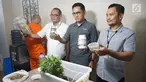 Petugas menunjukan barang bukti saat rilis pengungkapan penanaman ganja di salah satu Apartemen di Jakarta, Rabu (6/2). Ditpidnarkoba Mabes Polri melakukan pengungkapan penanaman ganja di kamar apartemen WNA asal AS. (Liputan6.com/Herman Zakharia)