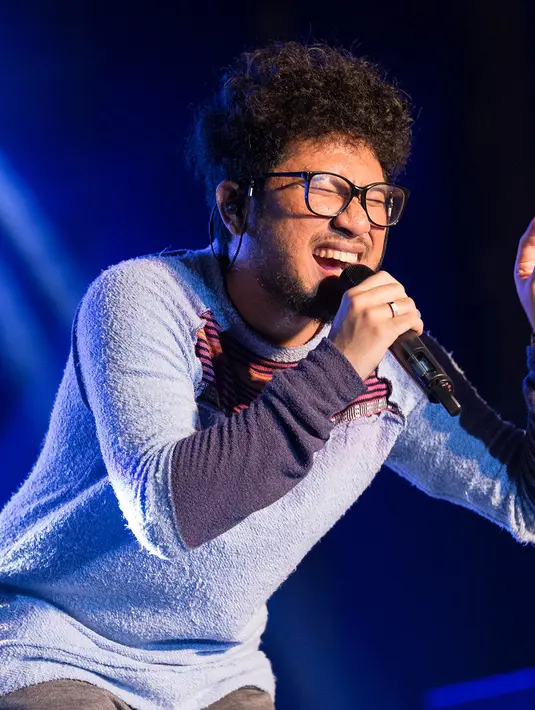 Penyanyi khas dengan kacamata dan rambut ikalnya, yang tak lain adalah Kunto Aji hadir dan mendapatkan kesempatan untuk tampil di acara yang bergengsi itu. (Dezmond Manullang/Bintang.com)