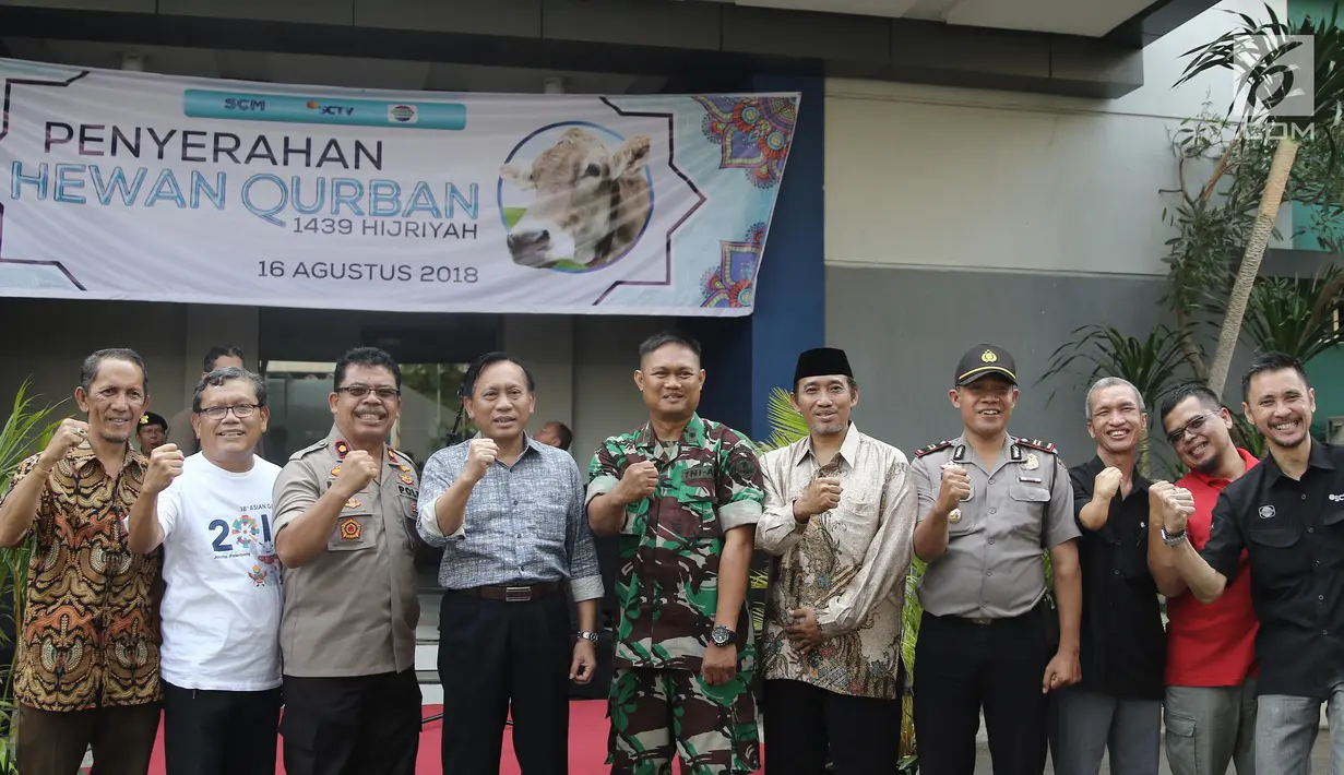 Direktur SCM Imam Sudjarwo berpose bersama saat penyerahan hewan kurban 1439 H di Studio 5 Indosiar, Jakarta, (16/8). SCM (SCTV - INDOSIAR) membagikan hewan kurban sebanyak 5 sapi dan 45 kambing. (Liputan6.com/Herman Zakharia)