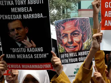 Sejumlah Massa dari Pemuda Muhamadiyah berdemo di depan kantor Kedutaan Besar Australia, Jakarta, Rabu (25/2/2015). Massa memprotes pernyataan Tony Abbott terkait dua terpidana mati Andrew Chan dan Myuran Sukumaran. (Liputan6.com/JohanTallo)