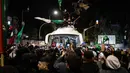 Kerumunan orang mengelilingi bus Palang Merah yang membawa tahanan Palestina yang dibebaskan dari penjara Israel, di Ramallah, Tepi Barat pada 26 November 2023. (FADEL SENNA/AFP)