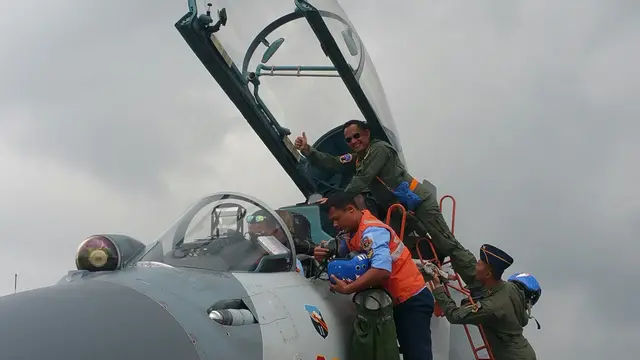 Kapolri Jenderal Tito Karnavian menaiki Pesawat Sukhoi TS-3007 di Halim Perdana Kusuma, Rabu (20/12/2017). (Liputan6.com/Nanda Perdana Putra)