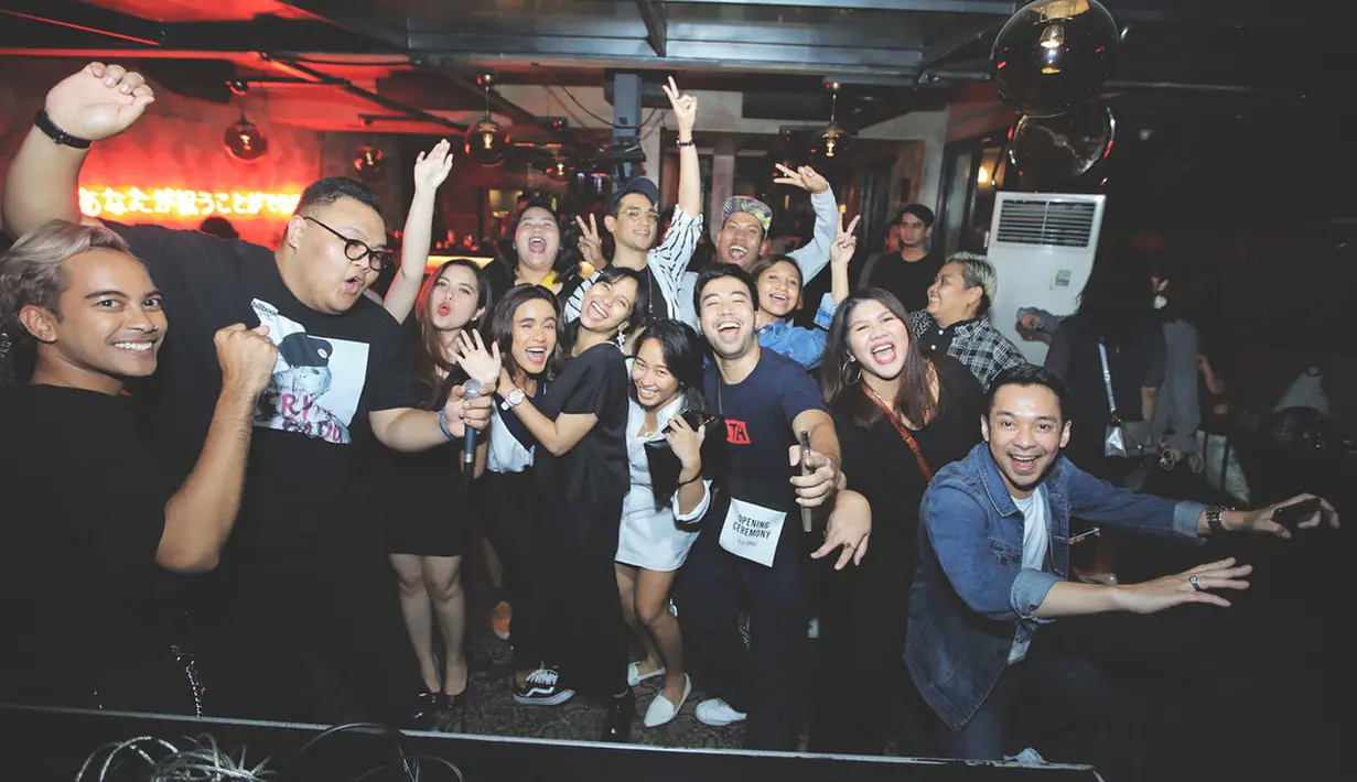 Tak hanya dari kalangan musisi saja, tapi tamu pesta itu juga dihadiri oleh tamu dari berbagai kalangan. Tampaknya Afgan punya pergaulan yang luas. (Foto: instagram.com/afgansyah.reza)