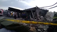 Kebakaran menghanguskan gudang kembang api di Tangerang. (Liputan6.com/Pramita Tristiawati)