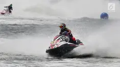 Pebalap jetski Indonesia Aero Sutan Aswar (depan) beradu cepat pada nomor Runabout Limited di arena Jetski Ancol, Jakarta, Kamis (23/8) Aqsa Sutan Aswar berhasil finish pertama pada pertandingan moto 1  .(merdeka.com/imam buhori)