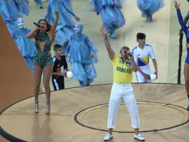 Pada Piala Dunia 2014 Brasil, Pitbull dan Jennifer Lopez dipercaya untuk membawakan lagu We are One. Lagu tersebut termasuk salah satu lagu Piala Dunia terbaik sepanjang masa. Pitbull memulainya dengan tempo cepat dan liriknya yang menggugah mendahului syair yang energik dan bergelombang dari Jennifer Lopez. (AFP/Pedro Ugarte)