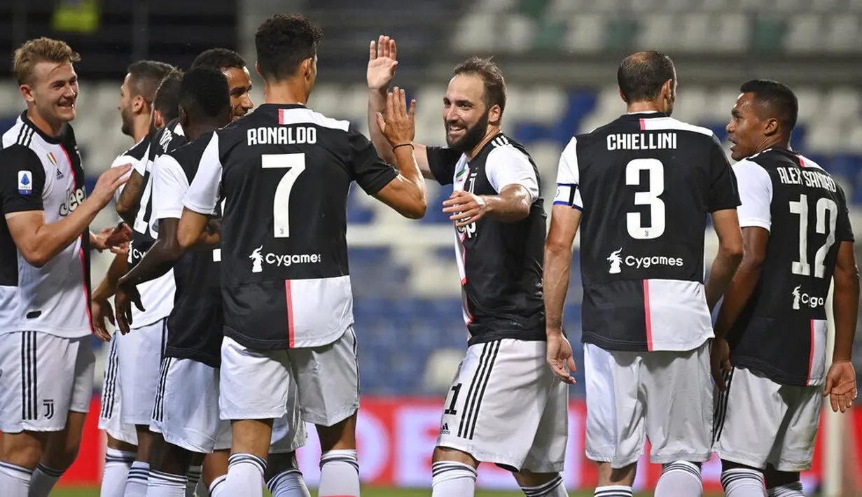 Para pemain Juventus merayakan gol yang dicetak oleh Gonzalo Higuain ke gawang Sassuolo pada laga Serie A di Stadion Mapei, Rabu (15/7/2020). Kedua tim bermain imbang 3-3. (Massimo Paolone/LaPresse via AP)