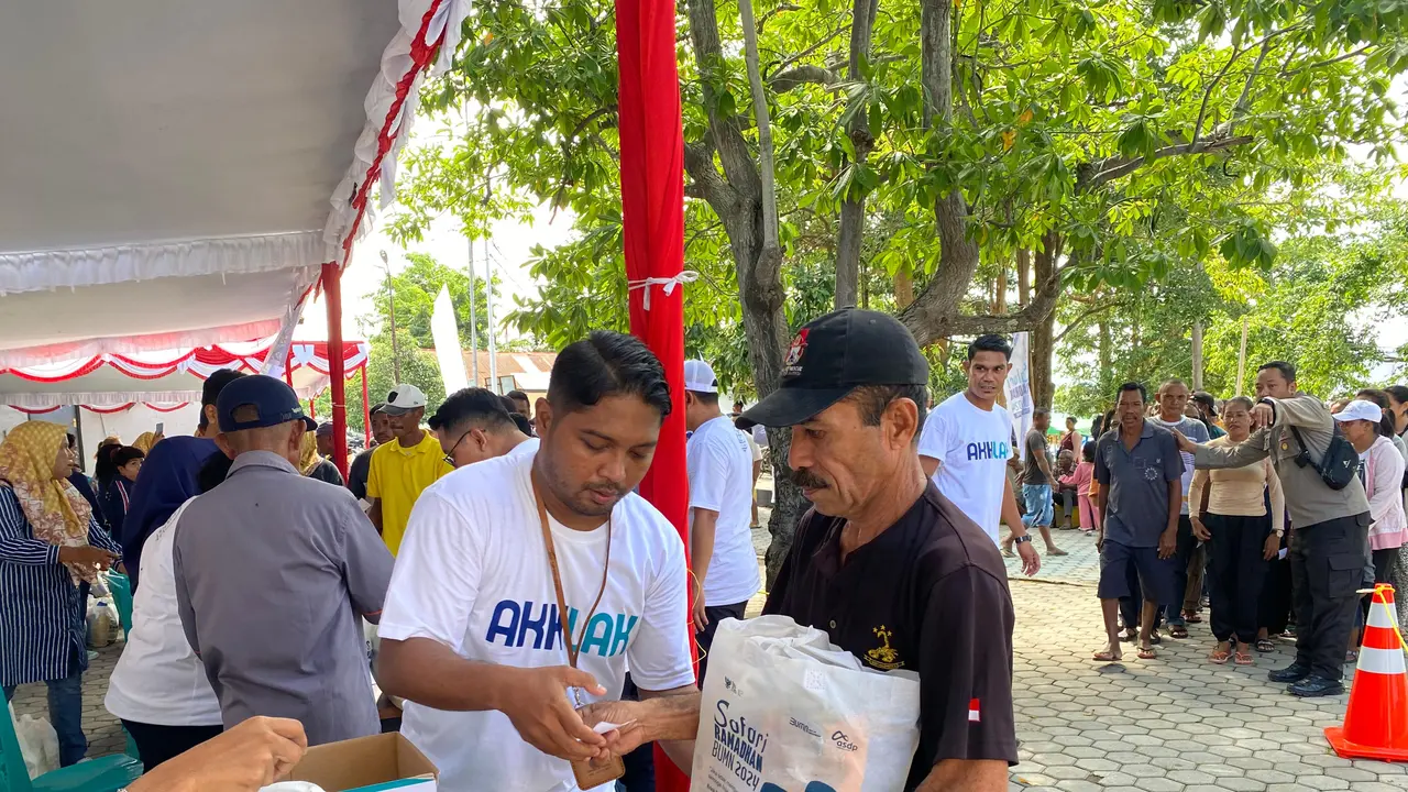 PT ASDP Indonesia Ferry (Persero) membagikan 1000 paket sembako gratis untuk masyarakat