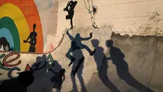 Bayangan anggota Gaza Skate Team ketika mempraktekkan keterampilan skateboard dan sepatu roda di sebuah pelabuhan di Kota Gaza pada 8 Maret 2019. Mengambil nama “Gaza skate team”, kelompok yang beranggotakan 20 remaja itu menggelar latihan mingguan yang dipandu dua pelatih. (REUTERS/Mohammed Salem)
