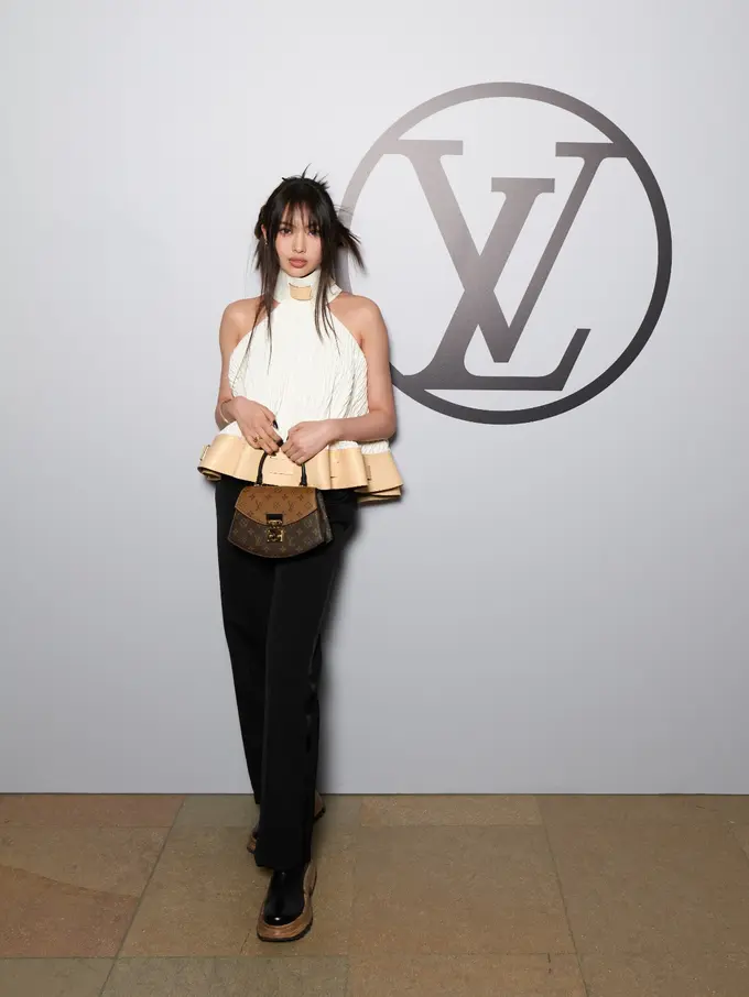 Hyein NewJeans Hadir di Louis Vuitton Paris Fashion Week
