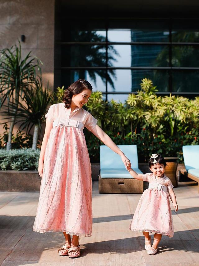 7 Potret Chelsea Olivia dan Nastusha Pakai Baju Kembar, Curi Perhatian