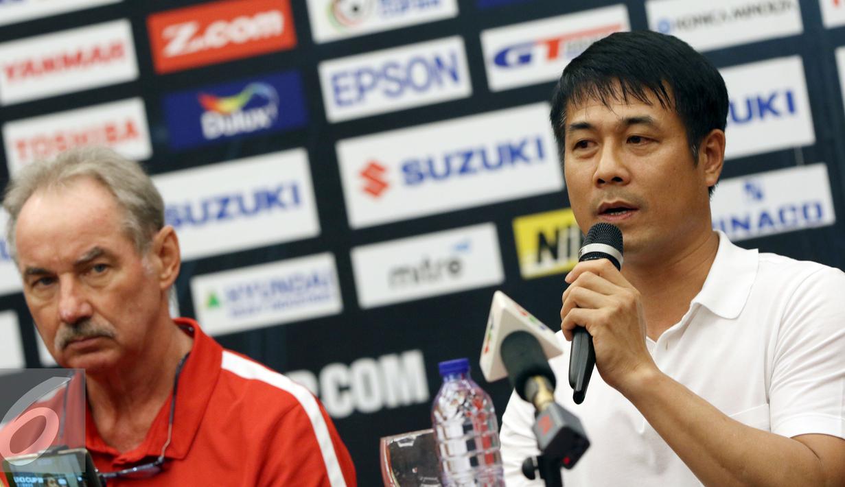 Pelatih Timnas Vietnam, Nguyen Huu Thang (kanan) memberi keterangan jelang laga semifinal leg pertama Piala AFF 2016 melawan Indonesia di Bogor, Jumat (2/12). Laga kedua tim akan digelar Stadion Pakansari, Sabtu (3/12). (Liputan6.com/Helmi Fithriansyah)