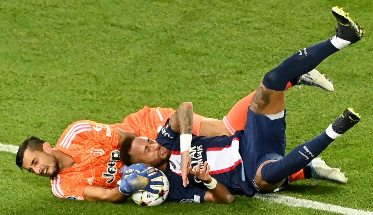 Kiper Juventus, Mattia Perin, berebut bola dengan penyerang PSG, Neymar pada laga Liga Champions di Stadion Parc des Princes, Paris, Rabu (7/9/2022). (AFP/Alain Jocard)