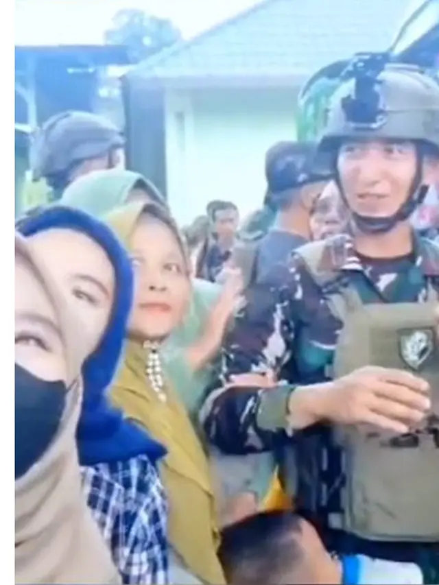 6 Potret Lettu Fardhana Diserbu Emak-Emak Minta Foto Bareng, Mendadak Banyak Fans