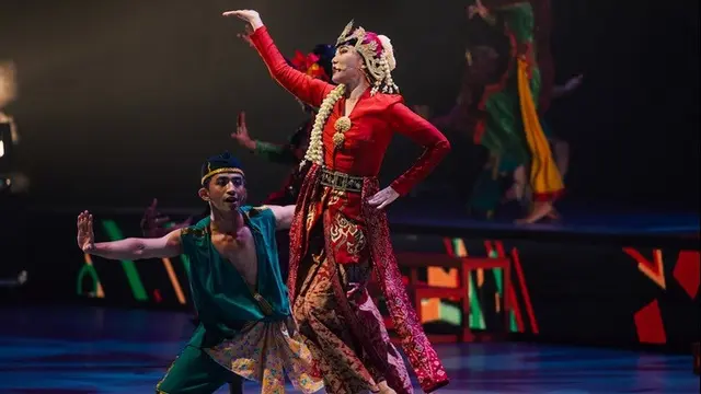 7 Potret Isyana Sarasvati dalam Pagelaran Sabang Merauke, Mempesona (Sumber: Instagram/rossythadeffy)