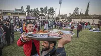 Warga Palestina berbuka puasa bersama di Beit Lahia di Jalur Gaza utara pada 3 April 2023 selama bulan puasa Ramadhan. (AFP/Mohammed ABED)