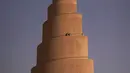 Menara spiral Malwiya, monumen nasional Irak abad kesembilan yang berharga, di lokasi Masjid Agung Samarra di kota Samarra, utara Baghdad 26/7/2022). Menara helikoid 50m dari batu bata yang dikeringkan dan dipanggang dengan sinar matahari, mencontoh ziggurat kuno yang dibangun untuk melambangkan kekuatan Islam selama kekhalifahan Abbasiyah, terdaftar sebagai Situs Warisan Dunia UNESCO pada tahun 2007. (AFP/Ismael Adnan)