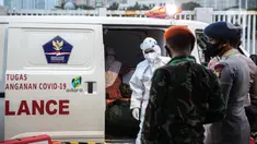 Petugas jaga mengecek data pasien COVID-19 yang dibawa petugas medis di Rumah Sakit Darurat Wisma Atlet, Kemayoran, Jakarta, Kamis (10/9/2020). Pemerintah menyiapkan 2.700 tempat tidur di RSD Wisma Atlet untuk merawat pasien COVID-19 dengan kondisi sedang dan ringan. (Liputan6.com/Faizal Fanani)