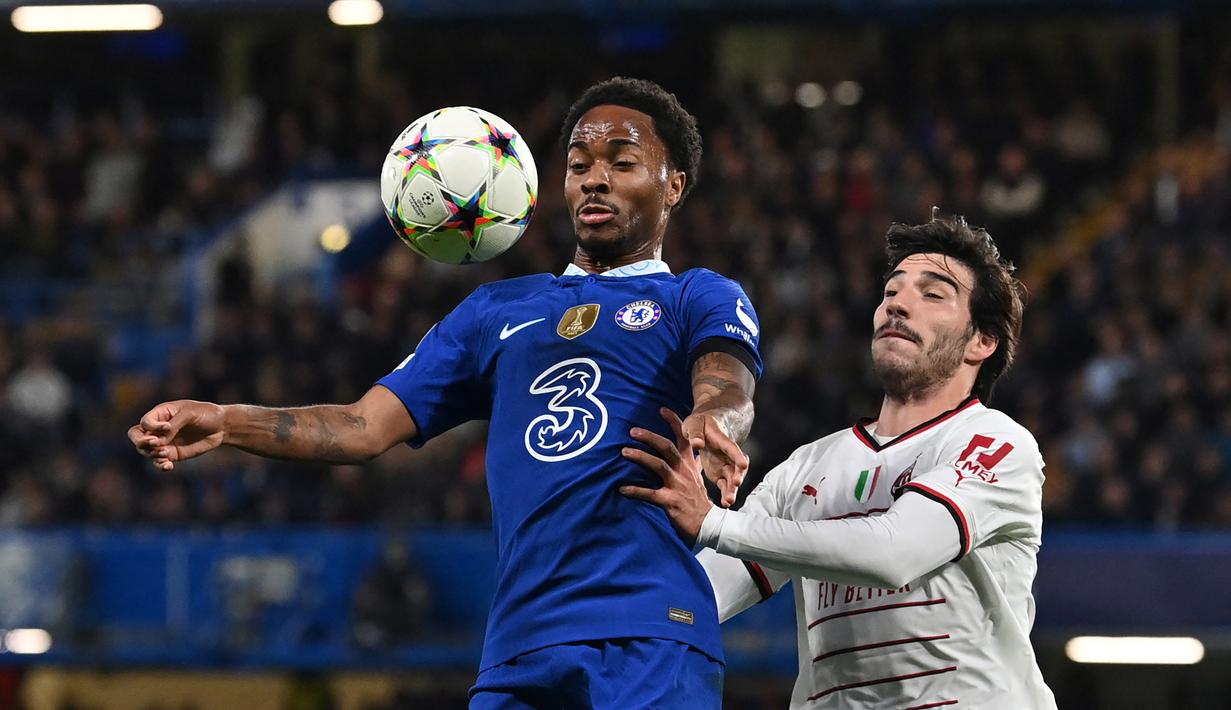 Gelandang Chelsea, Raheem Sterling (kiri) menguasai bola dibayangi gelandang AC Milan, Sandro Tonali pada laga fase Grup E Liga Champions 2022/2023 di Stamford Bridge, London (5/10/2022). Didatangkan dengan harga mahal pada awal musim 2022/2023, Raheem Sterling nyatanya baru mencetak 7 gol dan 3 assist dari 26 laga bagi Chelsea musim ini, nilai pasarnya pun turun 10 juta euro dari 70 juta euro (Rp1,1 triliun) menjadi 60 juta euro (Rp981 miliar). (AFP/Glyn Kirk)