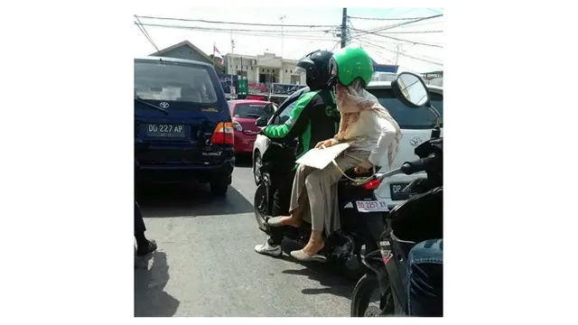 Emak pakai helm (Sumber: Instagram/dramaojol_id)