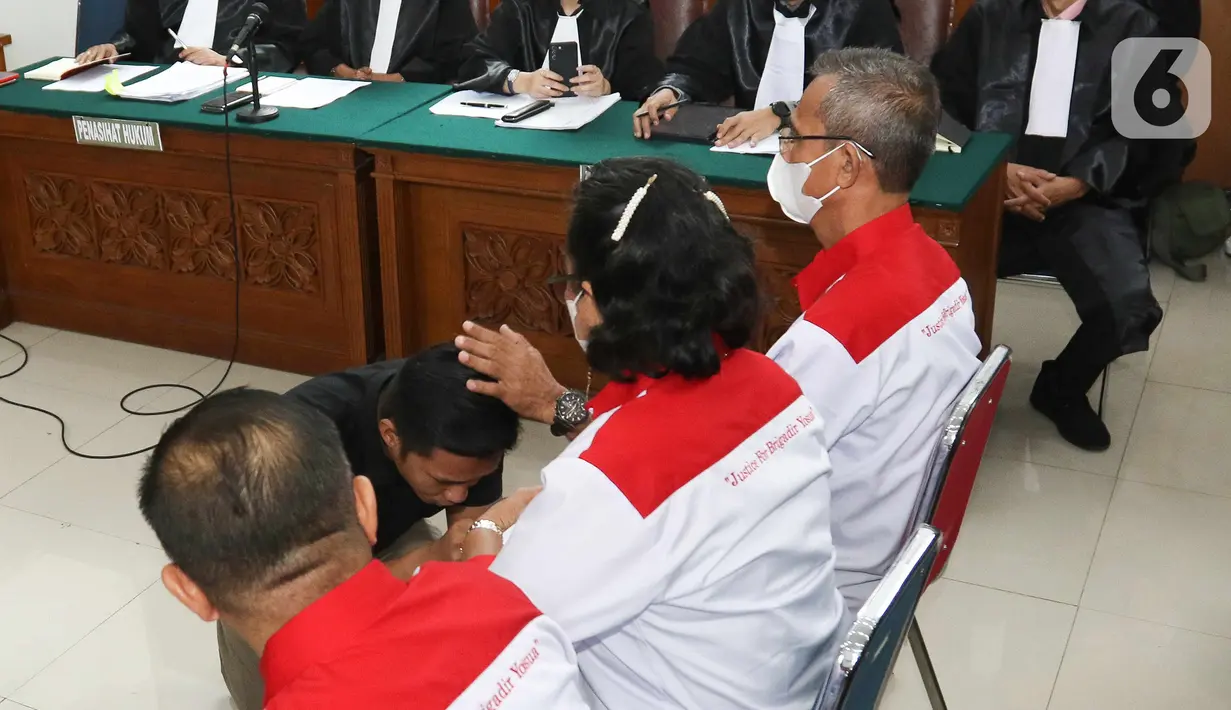 Terdakwa kasus pembunuhan Brigadir Yoshua, Richard Eliezer Pudihang Lumiu meminta maaf kepada orang tua korban Samuel Hutabarat (kanan) dan Rosti Simanjuntak (kedua kanan) sebelum mengikuti sidang lanjutan di PN Jakarta Selatan, Jakarta, Selasa (25/10/2022). Sidang itu beragenda mendengarkan keterangan saksi diantaranya saksi pelapor Kamaruddin Simanjuntak, kedua orang tua korban Samuel Hutabarat dan Rosti Simanjuntak serta pacar korban Vera Simanjuntak. (Liputan6.com/Faizal Fanani)