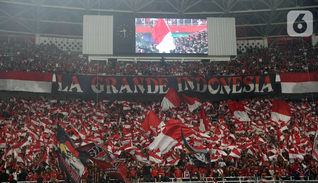 Salah satu kelompok suporter fanatik Timnas Indonesia, La Grande dengan penuh semangat memberikan dukungan pada laga Timnas Indonesia vs Bahrain. (Liputan6.com/Angga Yuniar)