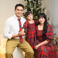 Asmirandah tampil serasi dengan putrinya mengenakan dress merah motif kotak-kotak lengan 3/4 model puff. [@asmirandah89]